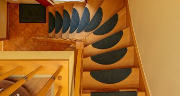 17 Holztreppe ins Obergeschoss - Immobilienmakler-Potsdam.jpg