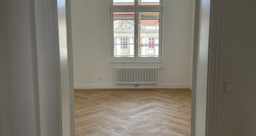 3 Blick ins Wohnzimmer - Immobilienmakler-Potsdam.jpg