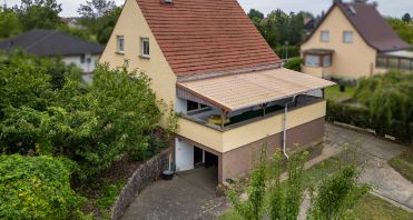 30 Rückansicht mit Tiefgarageneinfahrt - Immobilienmakler-Potsdam.jpg