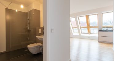 4 Blick in Duschbad und Wohnbereich - Immobilienmakler Potsdam.jpg