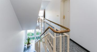 03 Treppenhaus und Wohnungstür - Immobilienmakler-Potsdam.jpg