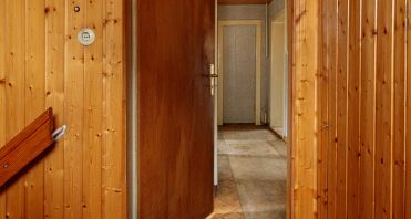 15 Treppenhaus mit Blick in Wohnung - Immobilienmakler-Potsdam.jpg