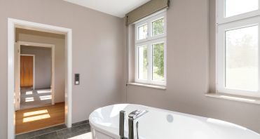 4 Blick aus dem Bad durch das Haus - Immobilienmakler-Potsdam.jpg