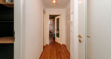 28 Flur mit Blick zum Wohnzimmer DG - Immobilienmakler-Potsdam.jpg