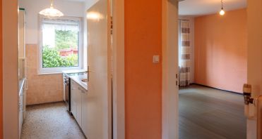 12 Blick vom Flur in Küche, Wohnzimmer - Makler Potsdam-Babelsberg.jpg
