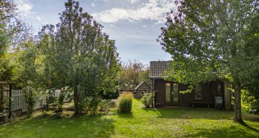 32 Blick in den Garten mit Gartenatelier - Immobilienmakler-Potsdam.jpg