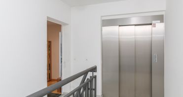 04 Aufzug und Wohnungseingang - Immobilienmakler-Potsdam.jpg