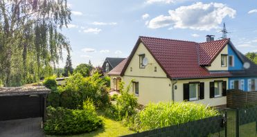05 Vorgarten mit Carport - Immobilienmakler-Potsdam.jpg