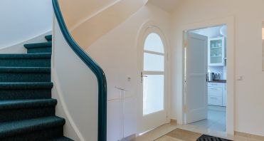 5 Behaglicher Eingangsbereich mit Fliesenboden - Makler Potsdam.jpg