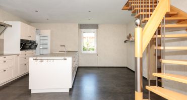 8 Holz-Treppe ins Obergeschoss- Immobilienmakler-Potsdam.jpg