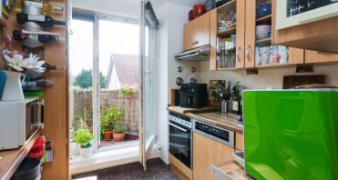 12 Blick in Küche mit Balkon - Immobilienmakler-Potsdam.jpg