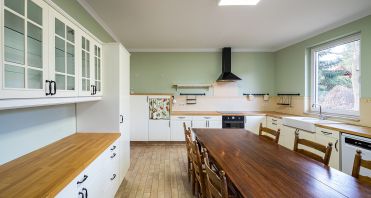 4 Großzügig geschnittene Landhausküche - Immobilien Potsdam.jpg