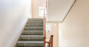 07 Gepflegtes Treppenhaus - Immobilienmakler-Potsdam.jpg