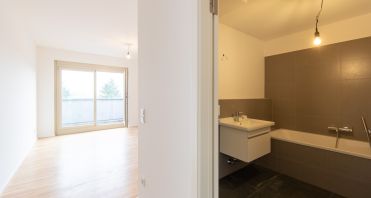 17 Blick in Wannenbad und Balkonzimmer 2 - Immobilienmakler Potsdam.jpg